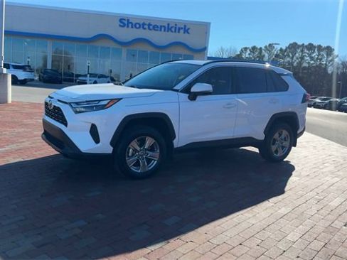 Used 2024 Toyota RAV4 XLE w/ Convenience Package image 7