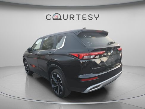 Used 2024 Mitsubishi Outlander SE FWD image 3