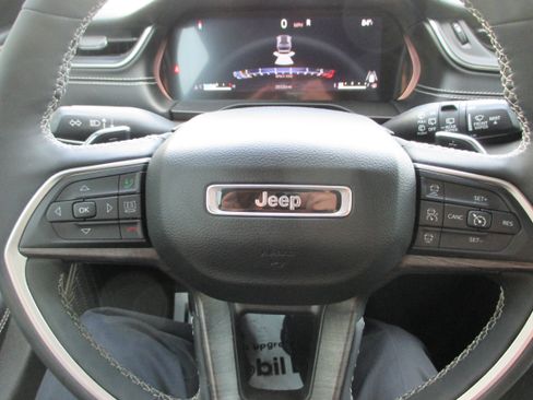 Used 2024 Jeep Grand Cherokee Limited w/ Black Appearance Package AWD/4WD image 25