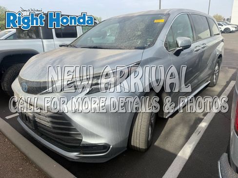 Used 2025 Toyota Sienna LE FWD image 1