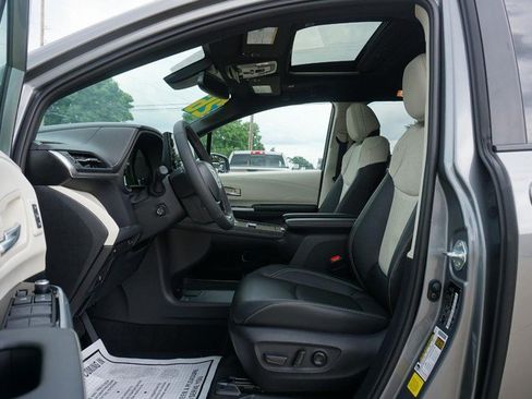 Used 2026 Toyota Sienna Limited FWD image 23
