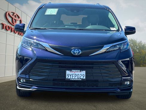 Used 2025 Toyota Sienna XLE w/ XLE Plus Package FWD image 8
