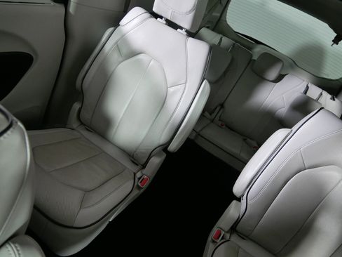 Used 2021 Chrysler Pacifica Limited AWD/4WD image 12