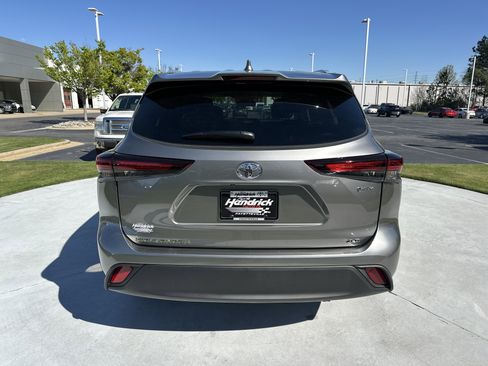 Certified 2026 Toyota Highlander XLE image 9