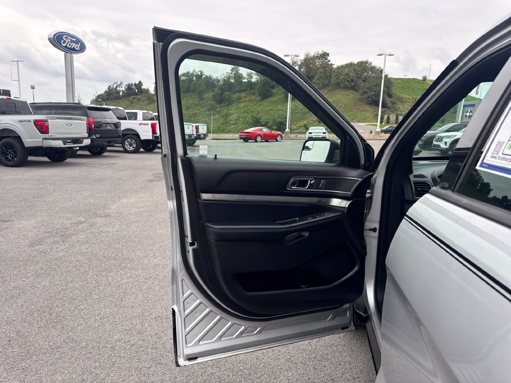 Used 2018 Ford Explorer XLT AWD/4WD image 28