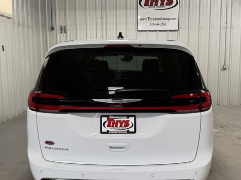 Used 2024 Chrysler Pacifica Touring-L image 4