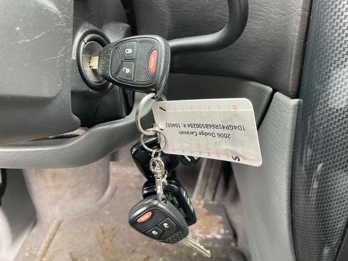 Used 2006 Dodge Caravan SXT image 42