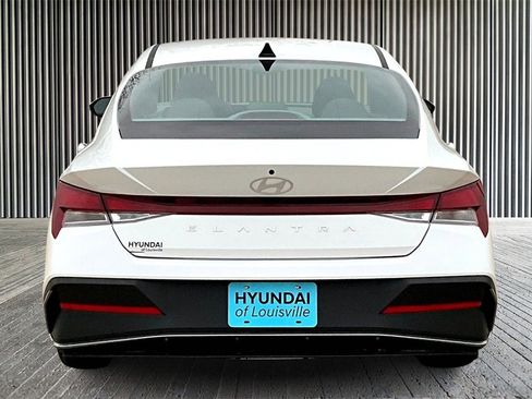 New 2025 Hyundai Elantra SE image 4