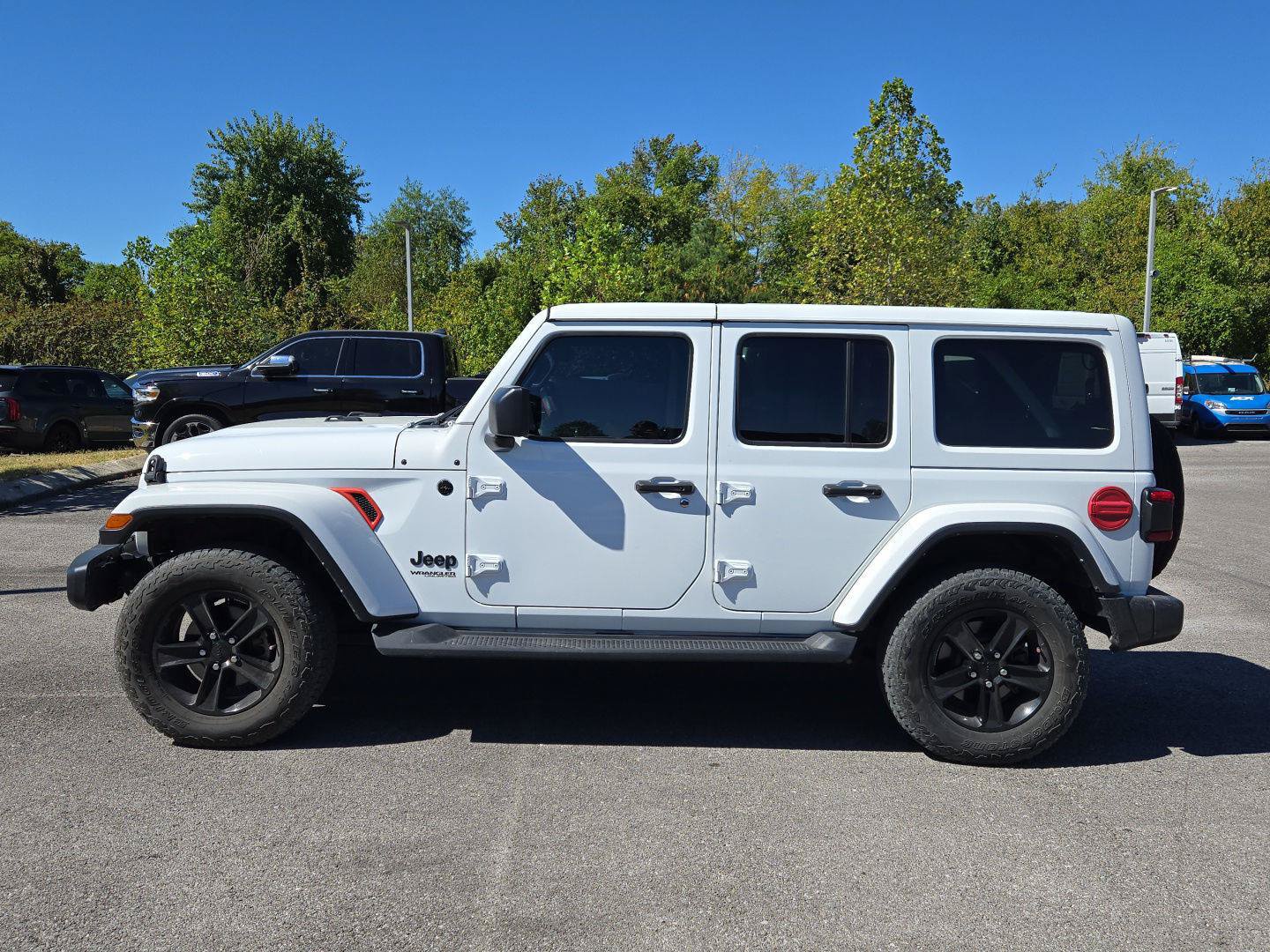 Used 2022 Jeep Wrangler Unlimited Sahara AWD/4WD image 4