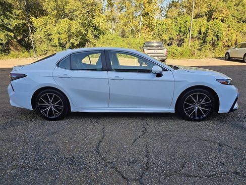 Used 2024 Toyota Camry SE image 3
