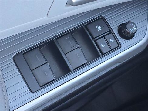 Used 2025 Toyota Sienna XLE image 17