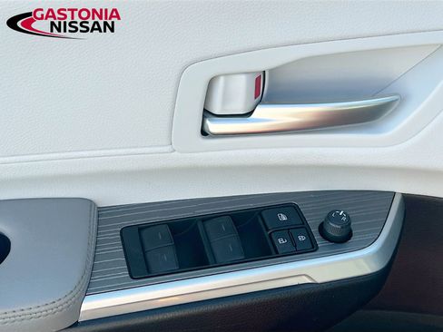 Used 2025 Toyota Sienna XLE image 23