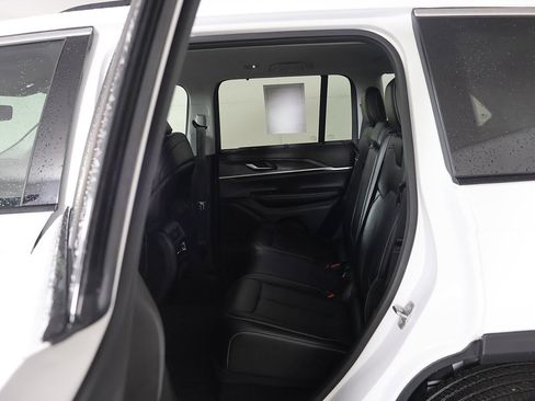 Used 2023 Jeep Grand Cherokee Limited w/ Luxury Tech Group II image 32