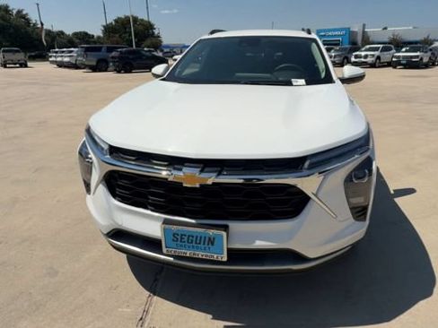Used 2025 Chevrolet Trax LT FWD image 3