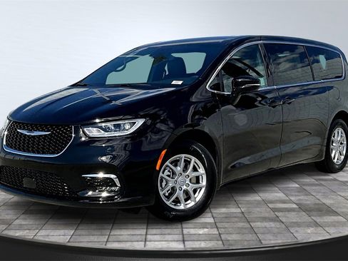 New 2026 Chrysler Pacifica Select image 2