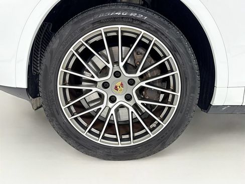 Certified 2023 Porsche Cayenne Platinum Edition AWD/4WD image 11