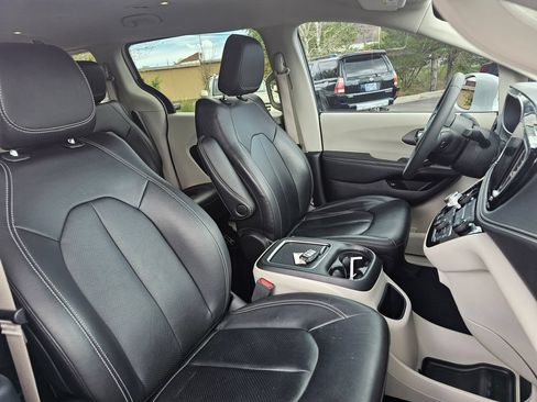 Used 2022 Chrysler Pacifica Touring-L FWD image 19