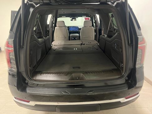 Used 2025 Chevrolet Suburban LT image 21