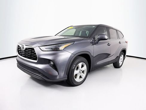 Used 2023 Toyota Highlander LE FWD image 3
