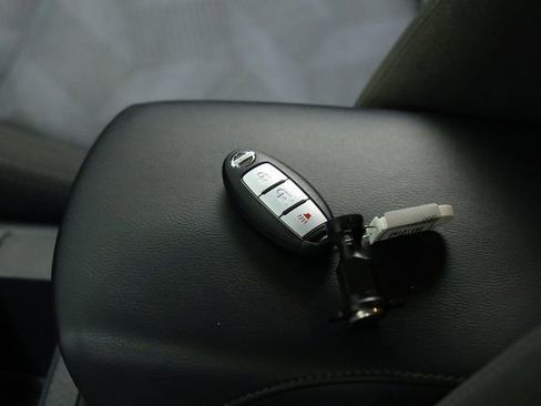 Used 2016 Nissan Rogue SV image 33