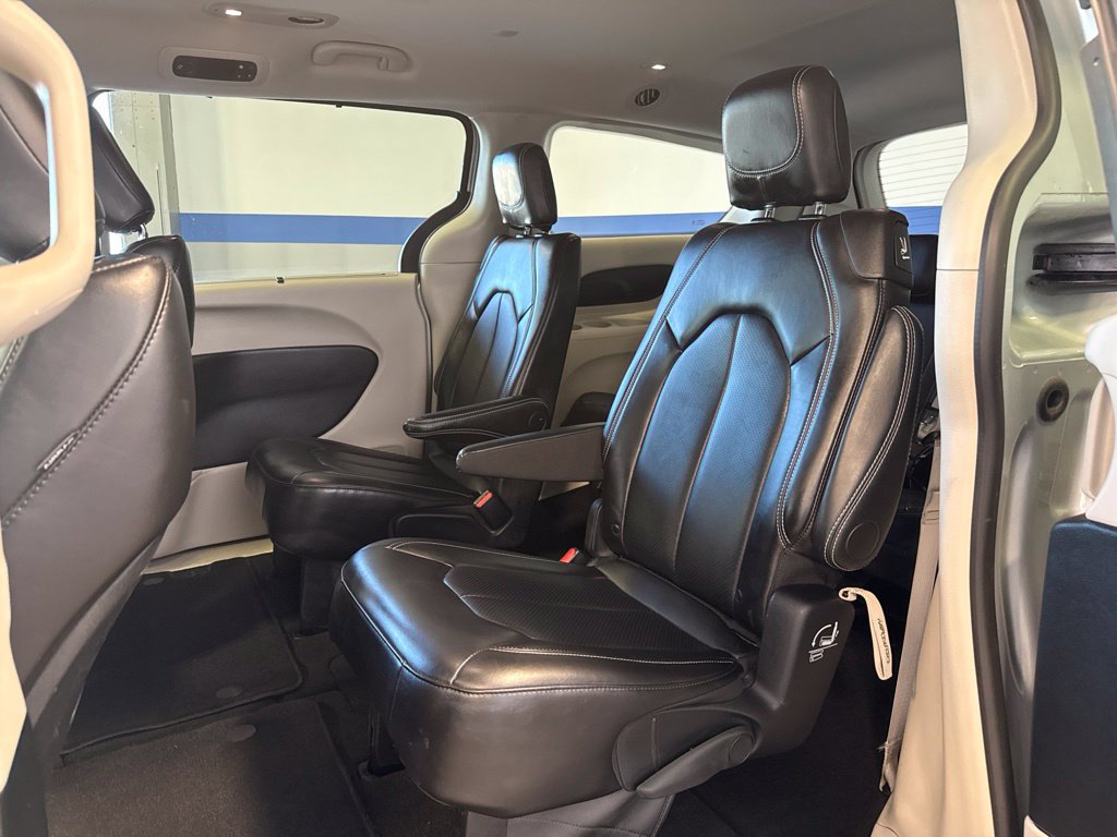 Used 2024 Chrysler Pacifica Touring-L FWD image 18