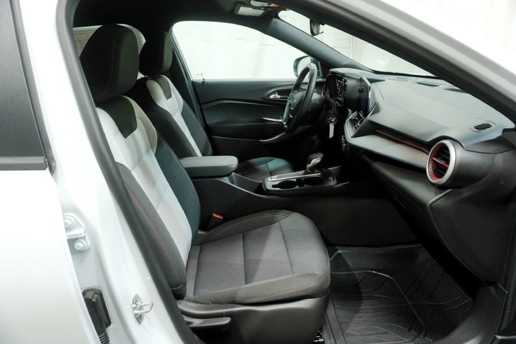 Used 2025 Chevrolet Trax RS w/ Driver Confidence Package FWD image 12