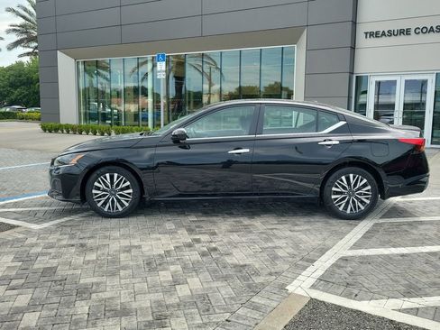 Used 2025 Nissan Altima 2.5 SV w/ SV Premium Package FWD image 2