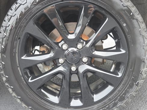Used 2019 Jeep Grand Cherokee Altitude AWD/4WD image 13