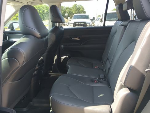 Used 2025 Toyota Grand Highlander FWD image 12