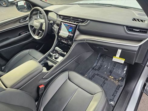 New 2025 Jeep Grand Cherokee L Limited w/ Black Appearance Package image 16