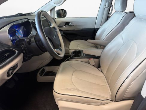 Used 2019 Chrysler Pacifica Limited w/ Advanced Safetytec Group FWD image 11
