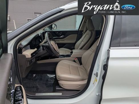 Used 2022 Lincoln Corsair AWD w/ Premium Package image 9