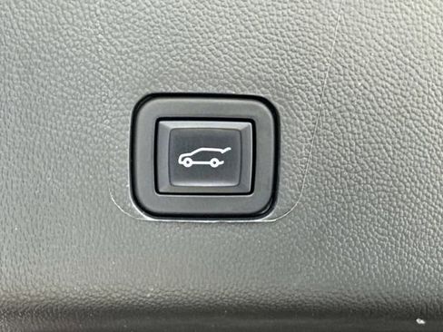 Used 2023 Chevrolet Traverse Premier image 13