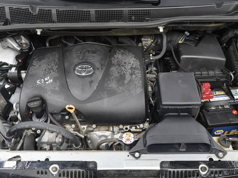 Used 2020 Toyota Sienna SE w/ Carpet Mat Package FWD image 34