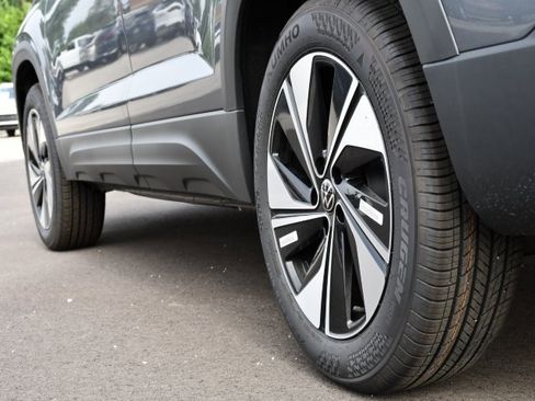 New 2025 Volkswagen Taos SE image 9