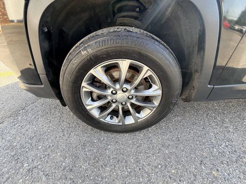 Used 2019 Jeep Cherokee Latitude Plus w/ Cold Weather Group AWD/4WD image 39