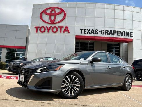 Used 2025 Nissan Altima 2.5 SV FWD image 2