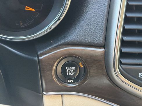 Used 2018 Jeep Grand Cherokee Limited image 30