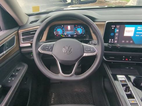 Used 2024 Volkswagen Atlas SE FWD image 16