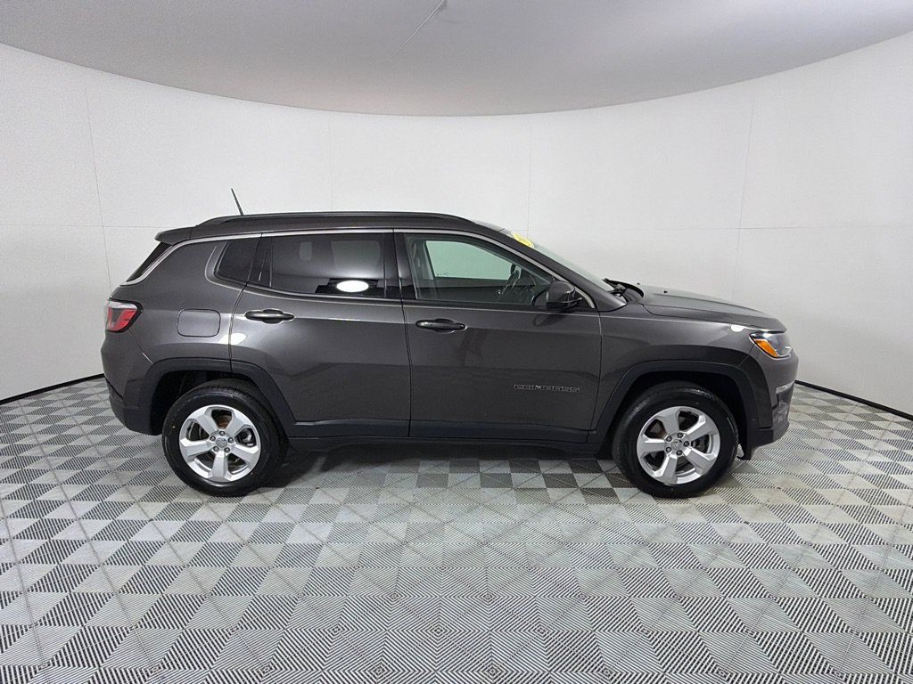Used 2018 Jeep Compass Latitude w/ Cold Weather Group AWD/4WD image 4