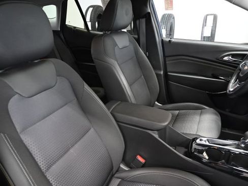 Used 2024 Chevrolet Trax LT w/ Sunroof Package image 9