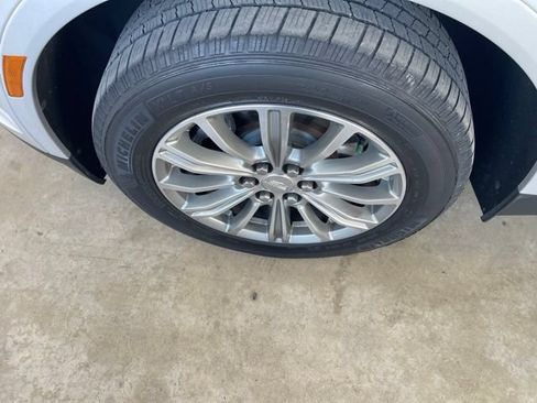 Used 2017 Cadillac XT5 Luxury w/ Driver Awareness Package FWD image 9
