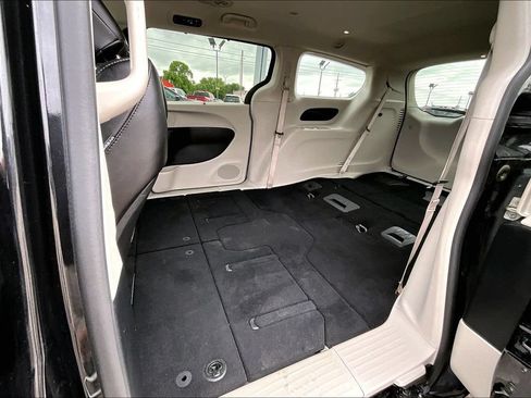 Used 2023 Chrysler Pacifica Touring-L FWD image 25