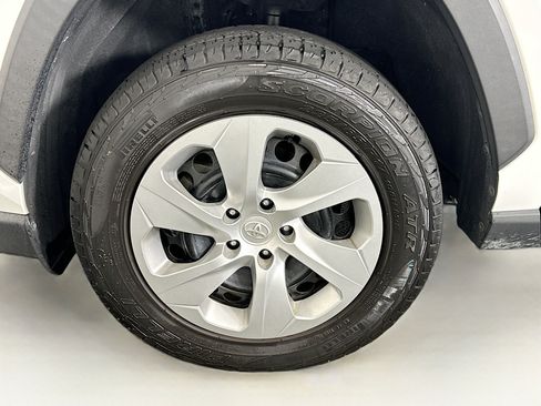 Used 2020 Toyota RAV4 LE AWD/4WD image 11