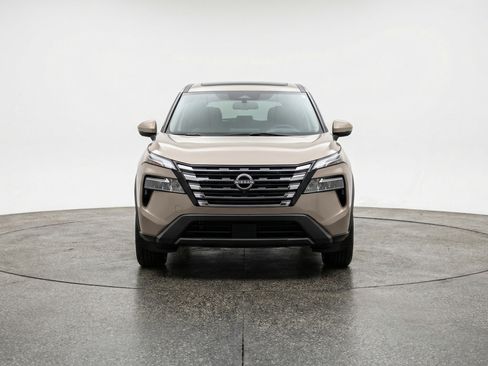 Used 2025 Nissan Rogue SV image 2