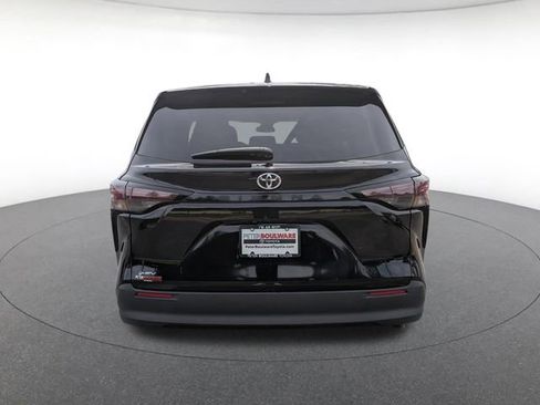 Used 2026 Toyota Sienna LE FWD image 4