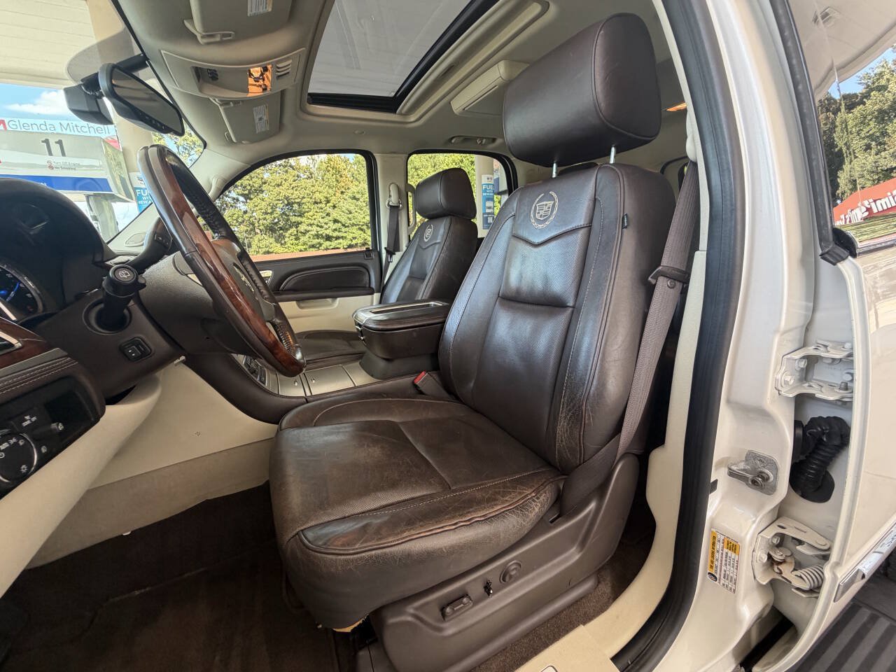 Used 2011 Cadillac Escalade Platinum AWD/4WD image 6