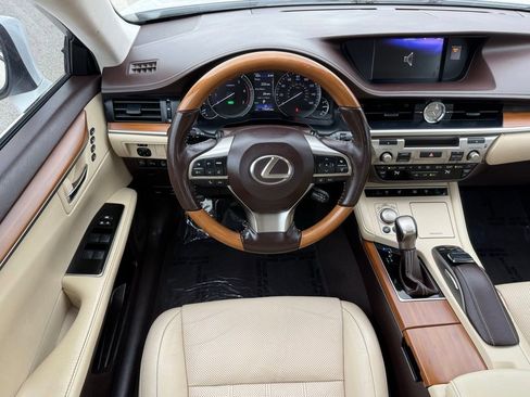 Used 2017 Lexus ES 300h w/ Luxury Package FWD image 20