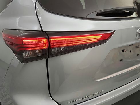 Used 2023 Toyota Highlander XLE AWD/4WD image 29