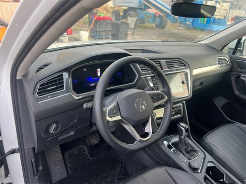 Used 2024 Volkswagen Tiguan SE w/ Panoramic Sunroof Package image 18